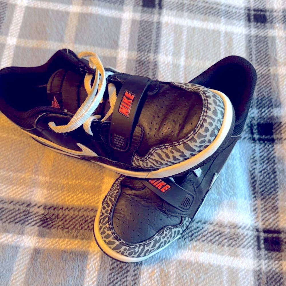 in very good condition, size Y3, black and gray.